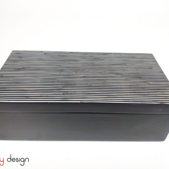  Rectangular black box with mother of pearl lid 12*23*H7cm